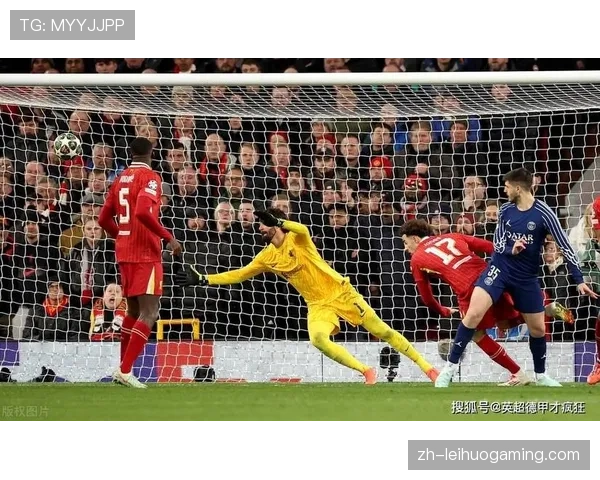 利物浦在训练基地测试新型定位球战术，利用多名球员的交叉跑动制造空间