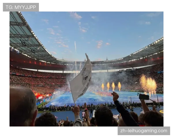 特写镜头：看台上皇马小球迷高举“我们是冠军”标语，庆祝第38个联赛冠军